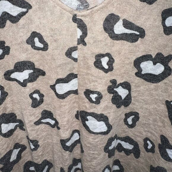 Raw Edge vneck cheetah print sweater with front knot size medium - Picture 4 of 6